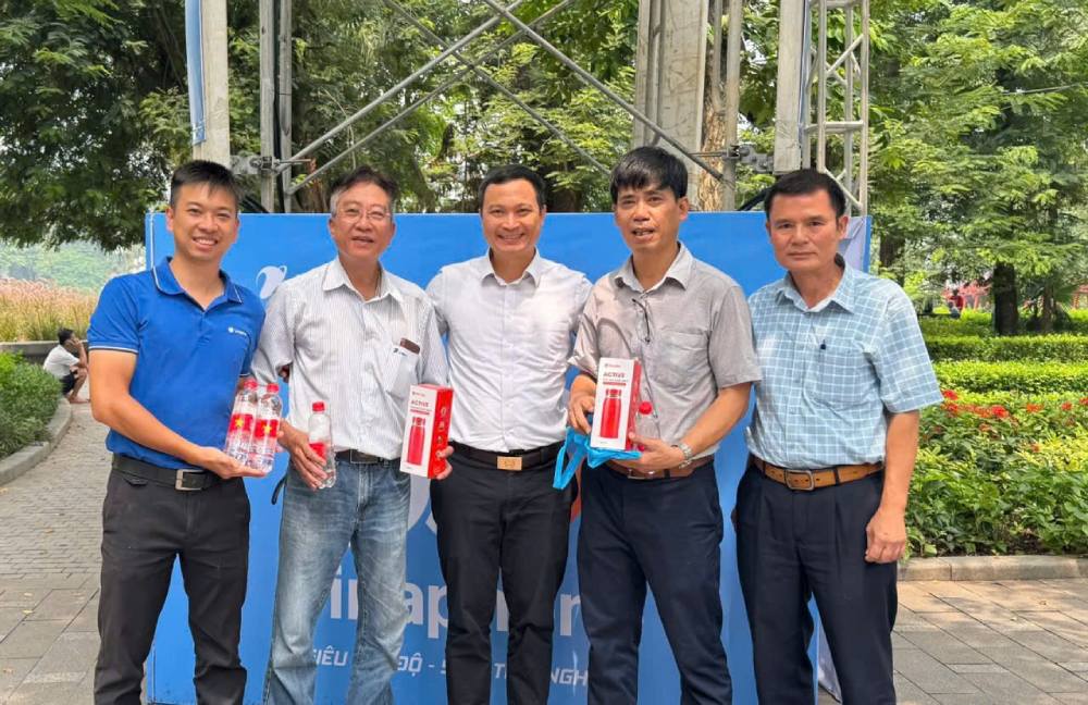 센터 지도부와 노동조합은 현장에 와서 물을 나눠주고 체온 유지 병을 선물하고 응오 꽝 롱 씨와 동료들이 A80 서비스 임무를 수행하도록 격려했습니다. 사진: 응오 꽝 롱