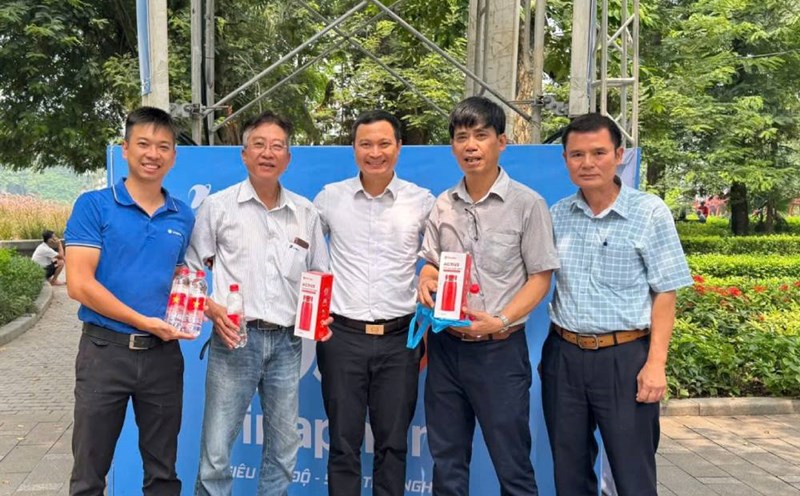 Leaders and the Central Trade Union went to the scene to distribute drinking water, present thermal containers, and give gifts to encourage Mr. Ngo Quang Long and his colleagues to perform their duties to serve A80. Photo: Ngo Quang Long