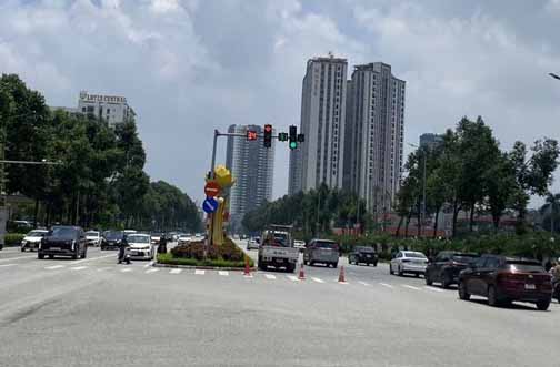 バクニン省で損傷した信号機ボタンの実際の写真。写真:バクニン建設局