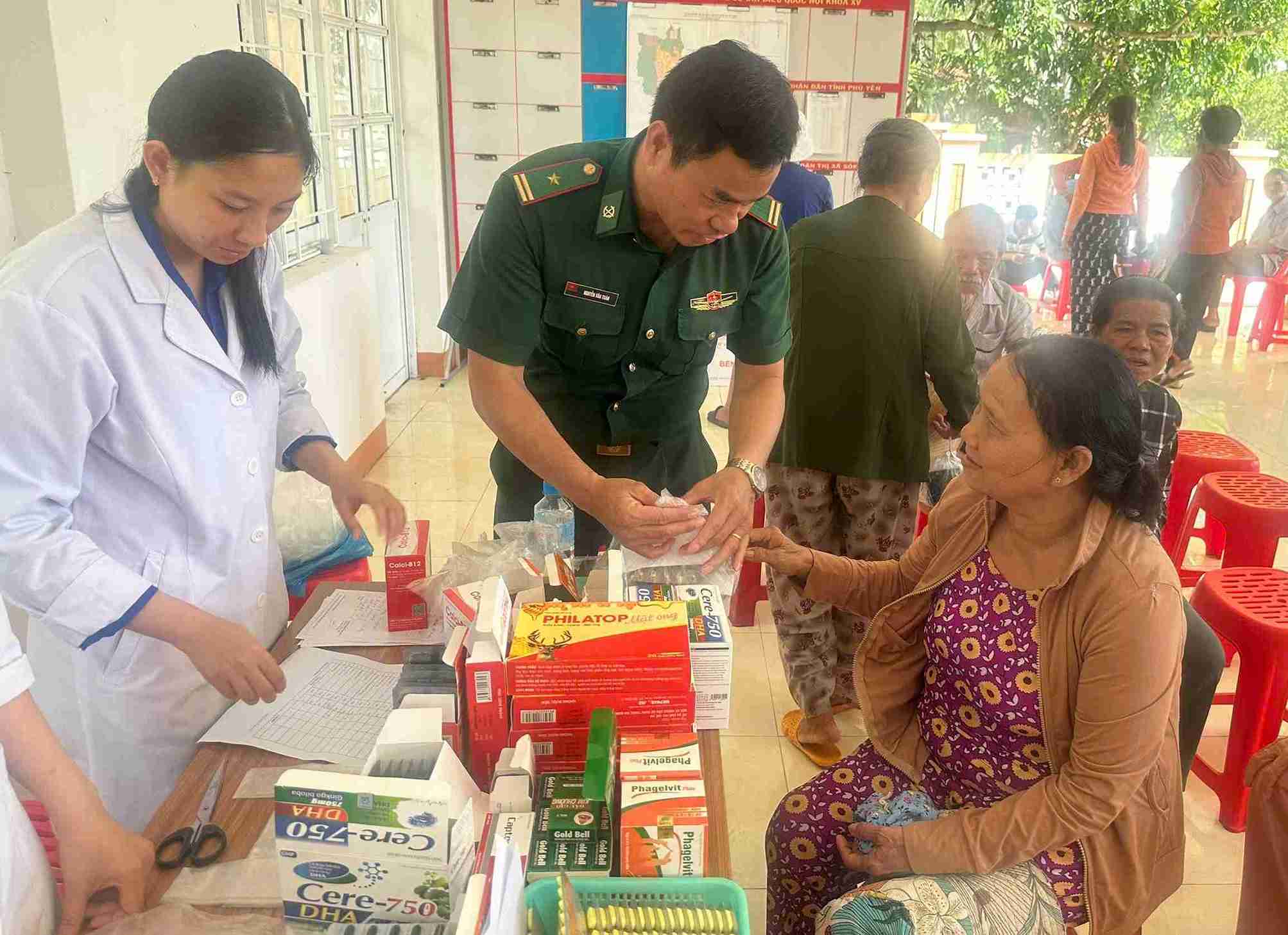 Lực lượng chức năng đã thăm khám, cấp thuốc miễn phí cho người dân ở vùng biển tỉnh Đắk Lắk. Ảnh: Nguyễn Lân