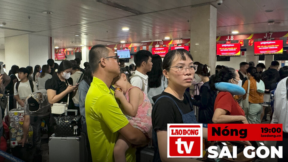 Hot Saigon: Tan Son Nhat Airport is bustling with passengers
