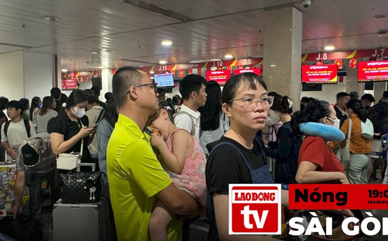 Hot Saigon: Tan Son Nhat Airport is bustling with passengers