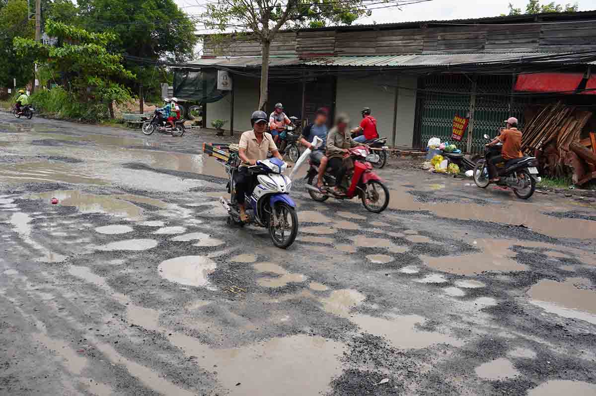 Close-up of the shabby Lo Lu road, Ho Chi Minh City residents struggle to get through potholes every day. Photo: Nhu Quynh