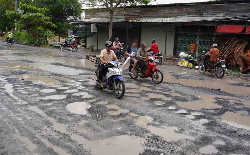 Close-up of the shabby Lo Lu road, Ho Chi Minh City residents struggle to get through potholes every day. Photo: Nhu Quynh
