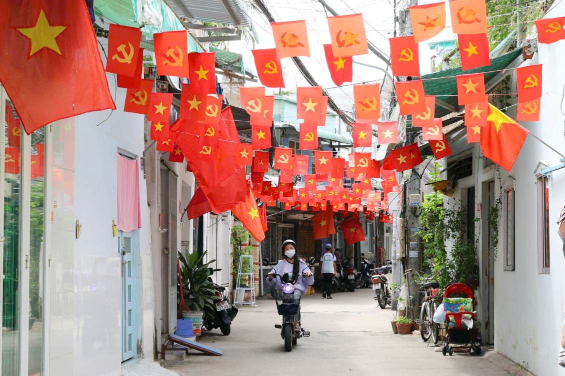 Nhung ngay nay, Can Tho khoac len minh tam ao do ruc, tran ngap khong khi tung bung, ron rang chao don Quoc khanh 2.9. Tu nhung tuyen pho chinh den cac con hem nho, co do sao vang tung bay, tao nen mot buc tranh tuoi sang, ngap tran niem tu hao dan toc.