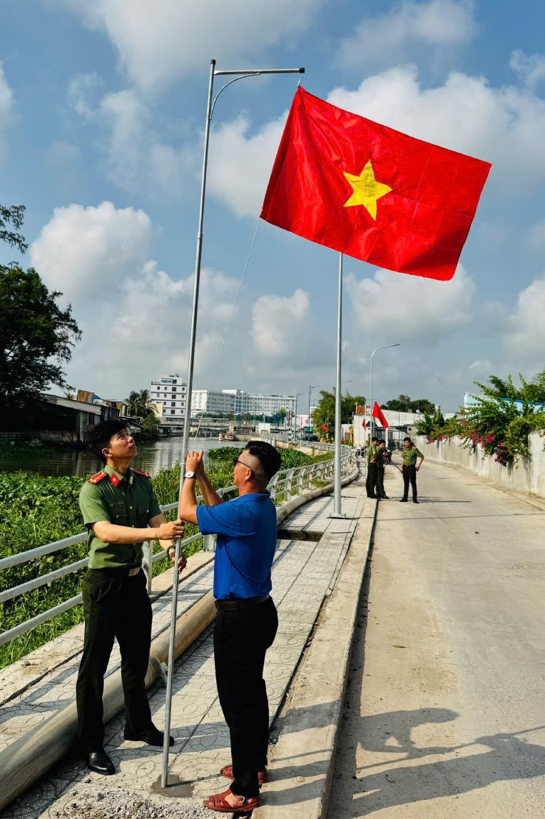 Ngoai ra, Cong an TP Can Tho phoi hop cac don vi lien quan treo co To quoc tai nhieu tuyen duong. 