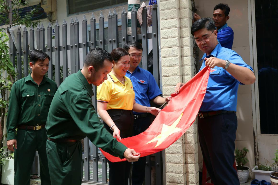 Tai phuong Ninh Kieu, cac ban, nganh doan the da cung nhau treo co To quoc tai nha dan va tren nhieu tuyen duong, gop phan lan toa khong khi le hoi.