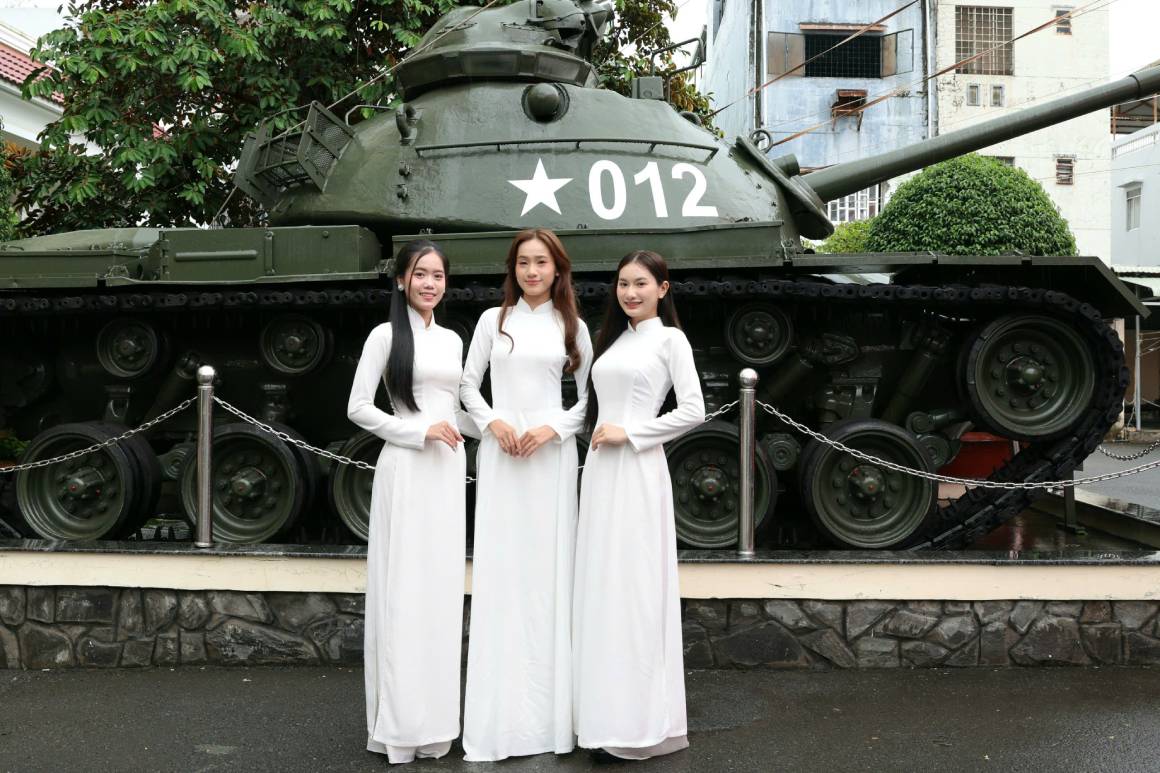 Cung trong chuoi hoat dong, nhieu sinh vien da den tham gia trien lam chuyen de “Cach mang Thang Tam - moc son lich su” do Cuc Chinh tri Quan khu 9 to chuc. Voi hon 300 hinh anh, tai lieu va hien vat quy gia, trien lam da giup the he tre tro ve voi khong khi hao hung cua mua thu lich su 1945.