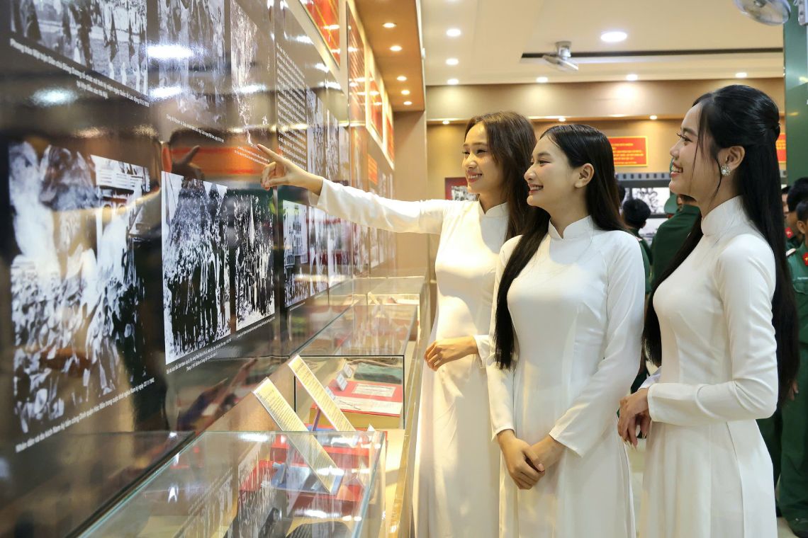 Ban Truong Uyen Nhi (dang chi tay), Hoa khoi Truong Dai hoc Nam Can Tho bay to, qua trien lam, chung em duoc cam nhan sau sac hon tinh than quat cuong, y chi sat da cua dan toc. Day la mot bai hoc quy gia, thoi thuc moi nguoi phai no luc hon nua trong hoc tap, ren luyen de xung dang voi truyen thong hao hung, gop phan xay dung dat nuoc giau dep.