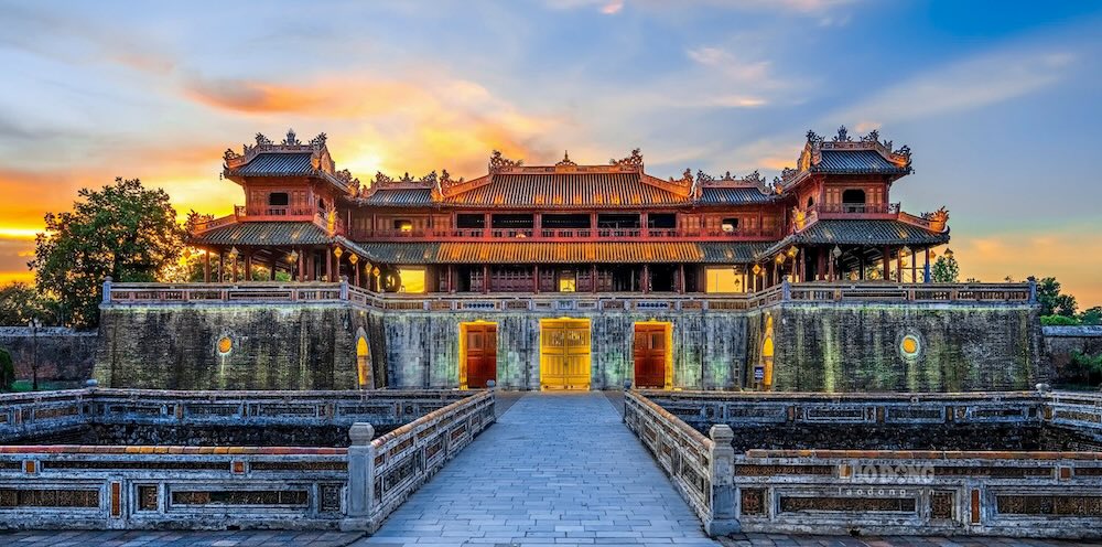 Lau Ngu Phung (phan tren cua Ngo Mon) noi dien ra nghi thuc trong dai la cong chinh phia Nam cua Hoang thanh Hue, duoc xay dung duoi thoi vua Minh Mang nam 1833.