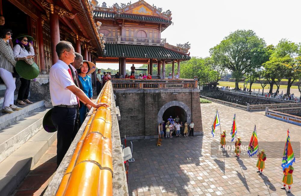 Ngay nay, moi buoi sang tai Ngo Mon, nghi thuc Doi gac duoc Trung tam Bao ton Di tich Co do Hue phuc dung nhu mot cach lam song lai khong gian cung dinh, nhac nho ve qua khu hao hung va ca thoi khac chuyen giao lich su cach day tron 80 nam.