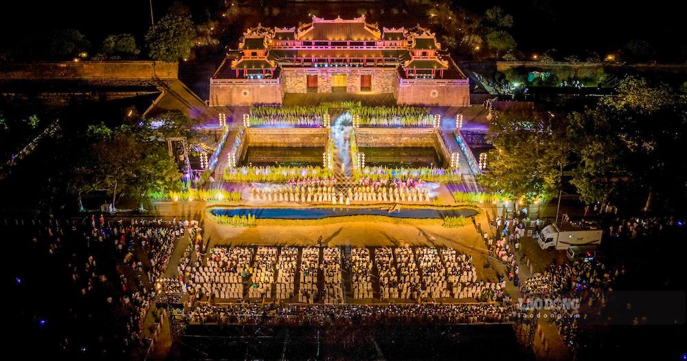 Hien nay, cong trinh nay tro thanh noi to chuc cac hoat dong van hoa, giai tri, thu hut dong dao du khach, nguoi dan den xem va chup hinh.