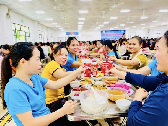 Bua com Cong doan mang lai su gan ket cho nguoi lao dong. Anh: Thu Thuy