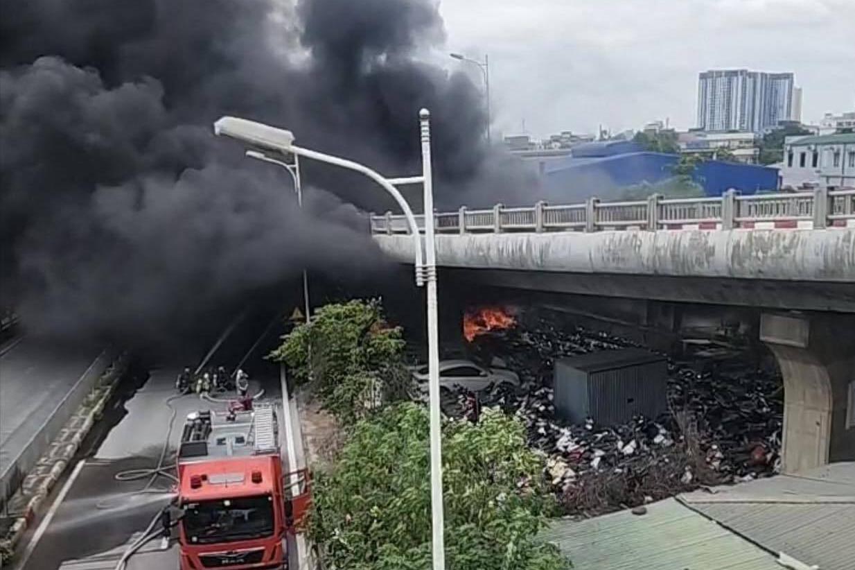 火はハノイのヴィン・チュイ橋のふもとで発生しました。写真：ソングラム