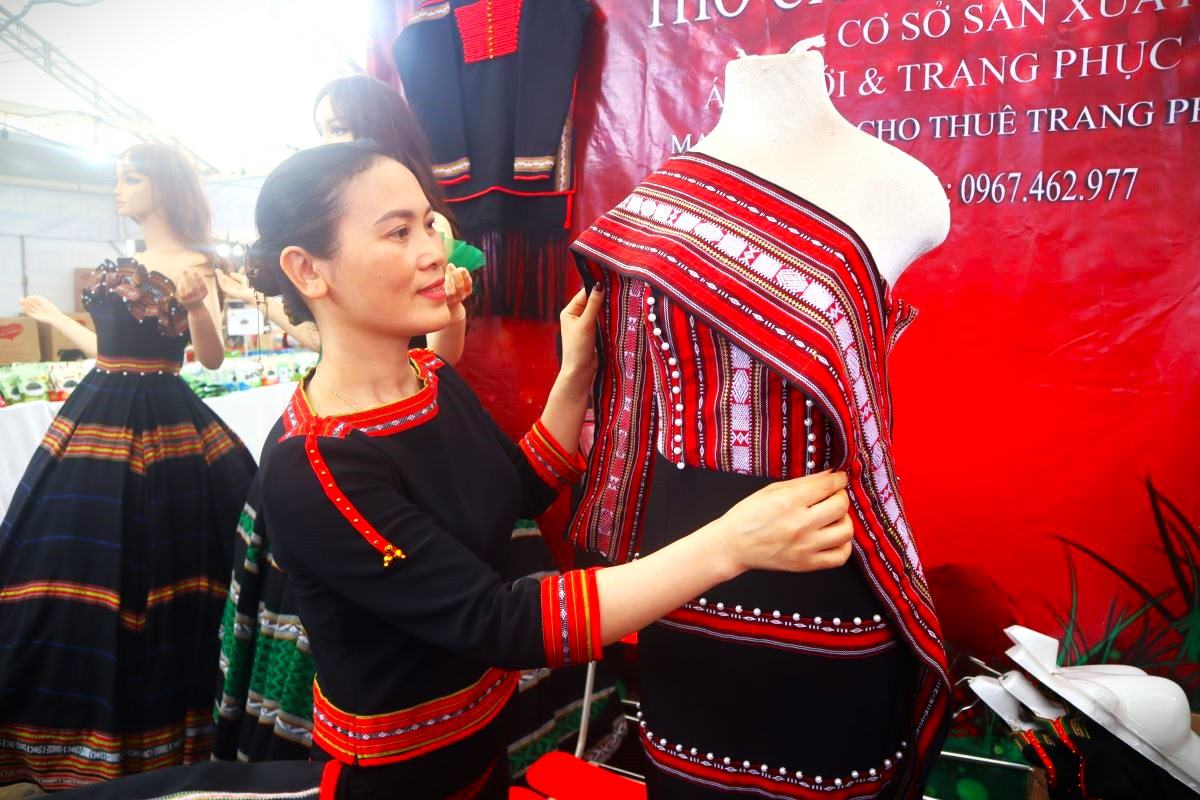 Chi Duom tu hao khi gop phan lan toa ve dep tho cam cua nguoi dan Tay Nguyen. Anh: Thanh Quynh