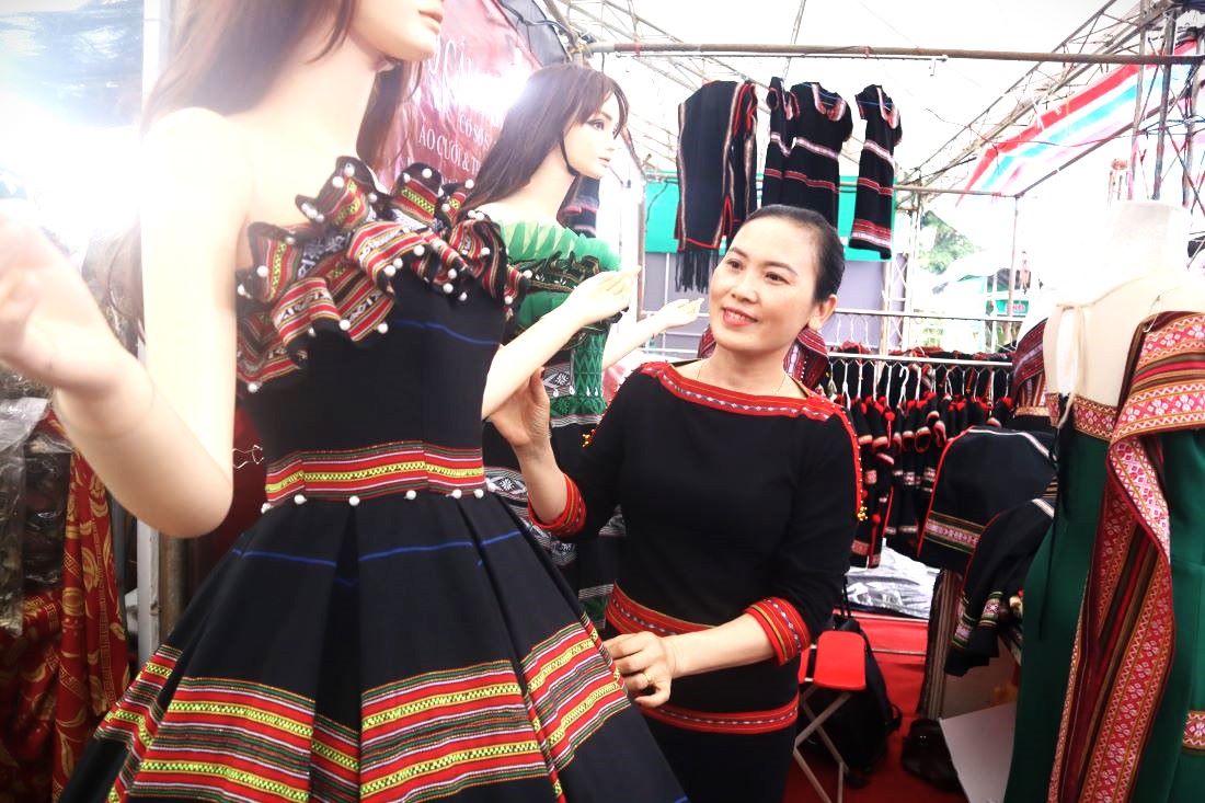 Chi Nguyen Thi Duom は民族文化を伝統衣装に魂を吹き込みます。写真:Thanh Quynh