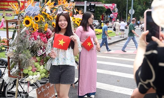 TPHCM rực rỡ xe hoa mùa thu mừng Quốc khánh, người dân thích thú checkin