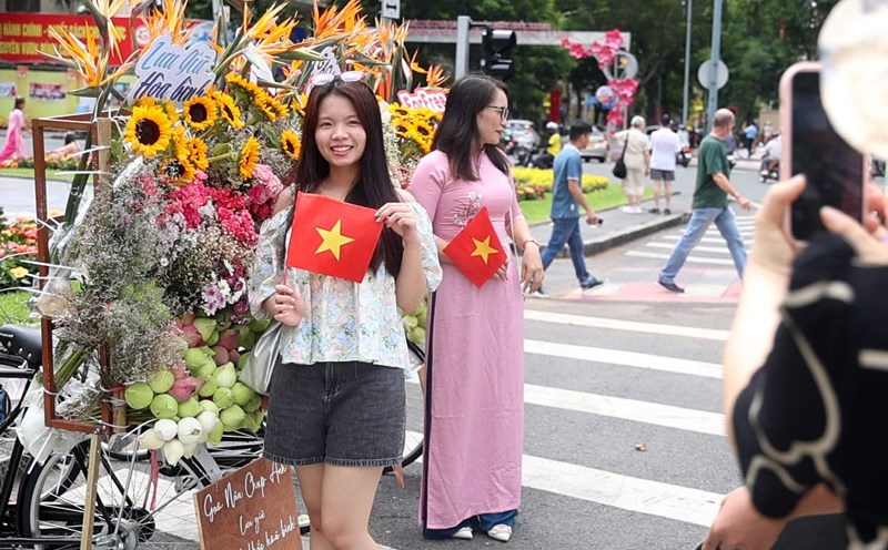Ho Chi Minh City is brilliant with autumn flower cars to celebrate National Day, people enjoy checking in