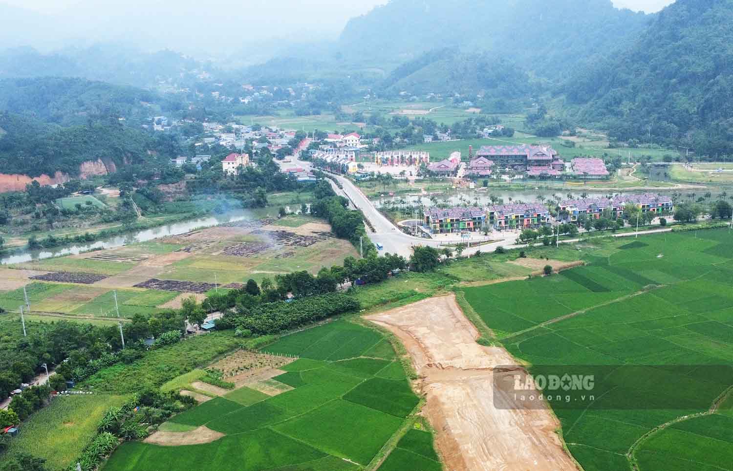 Ha tang luu tru cho khach du lich dang dan hinh thanh tai Tan Trao. Anh: Lao Dong.