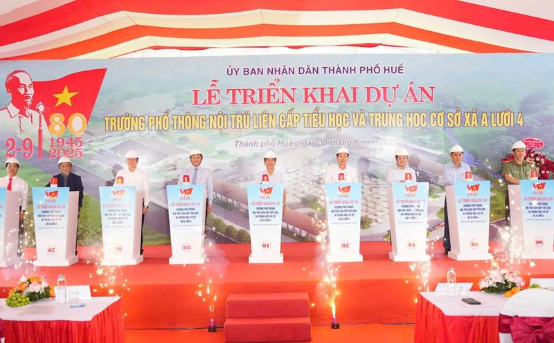 Leaders of Hue City attended the groundbreaking ceremony of the boarding house. Photo: N. Hieu.