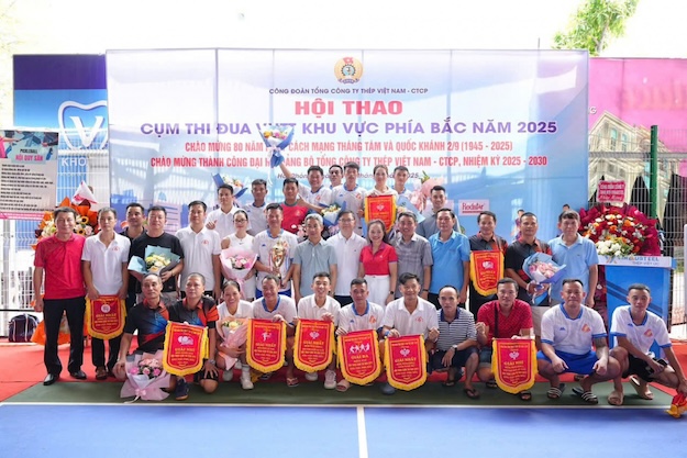 체육 대회에 참가한 Thai Nguyen 철강 합자 회사 대표단. 사진: Ngo Minh