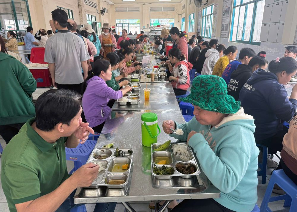 Bua com Cong doan chao mung 80 nam Quoc khanh 2.9 o Cong ty Co phan thuy san Truong Giang. Anh: Thanh Mai