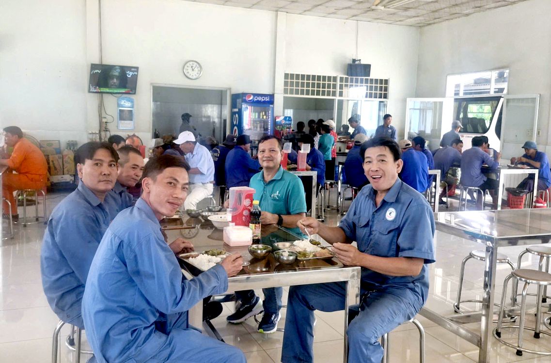 Bua com Cong doan o Cong ty TNHH Co May Lai Vung. Anh: Thanh Mai 
