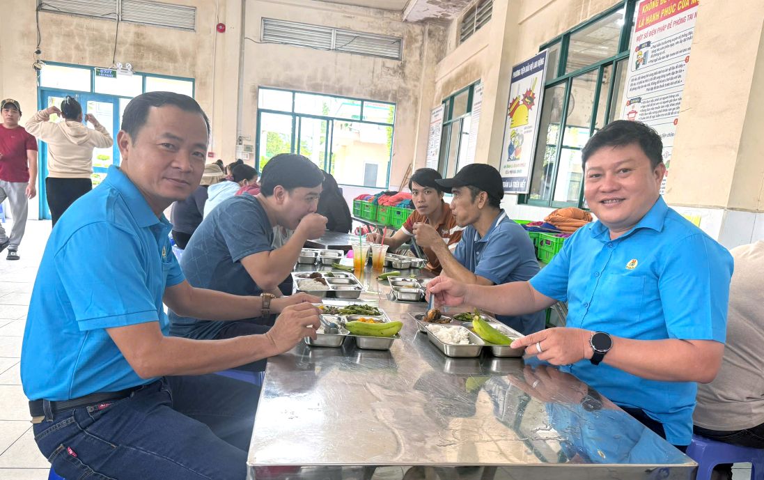 Can bo Cong doan cung chung thuong thuc Bua com Cong doan voi doan vien, nguoi lao dong. Anh: Thanh Mai