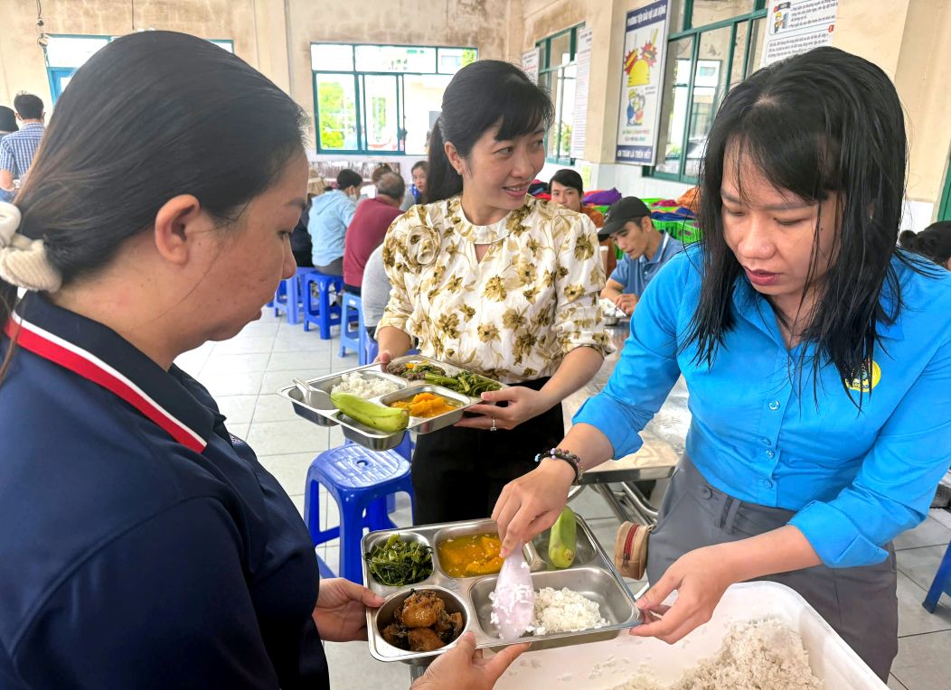 Vao thoi diem co dong nguoi lao dong, can bo Cong doan vao nha bep phu tiep khau phan thuc an de moi nguoi som co bua an. Anh: Thanh Mai   