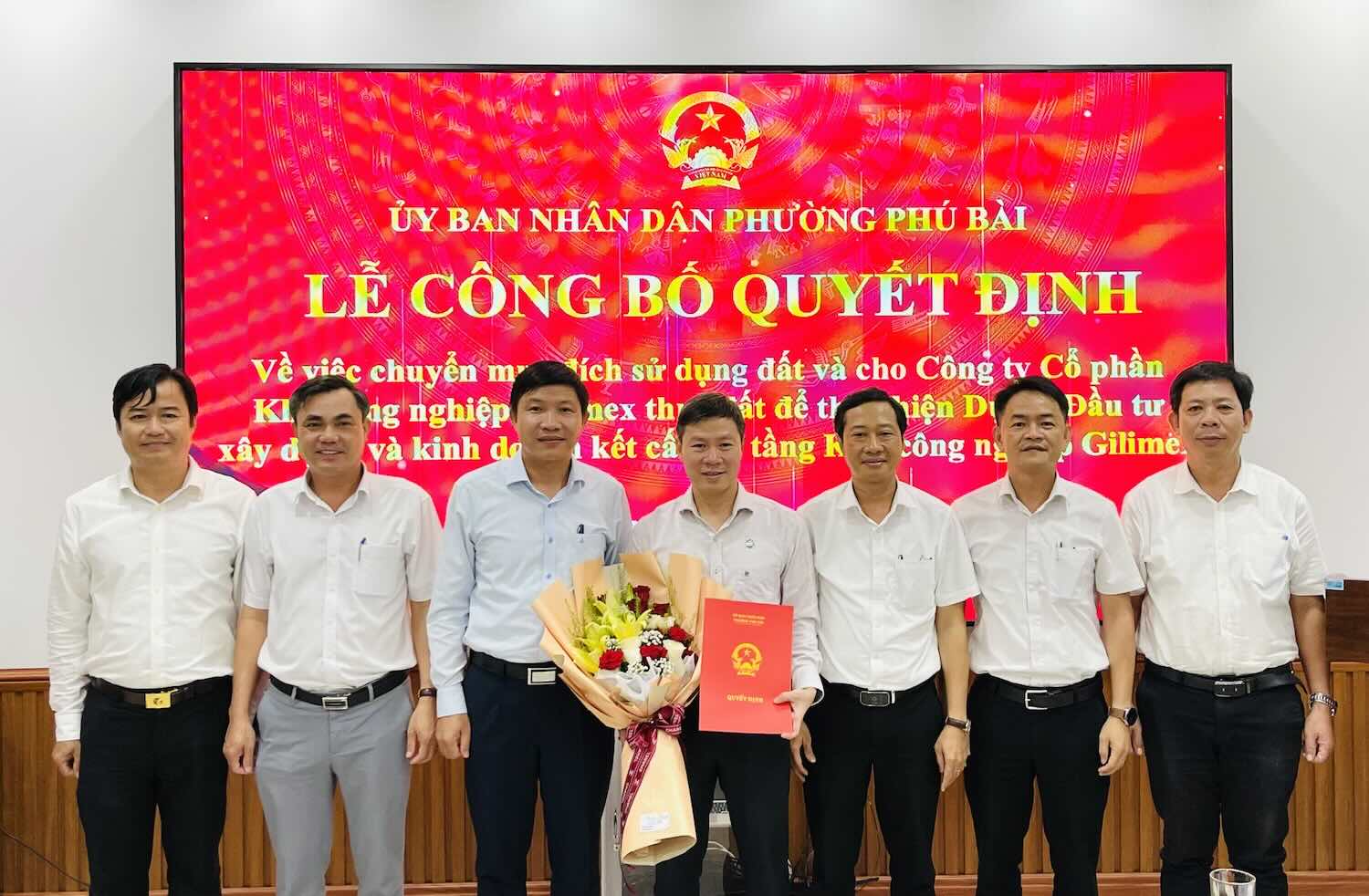 Phu Bai 구 지도부가 Gilimex 산업 단지 주식회사에 토지 사용 목적 변경 결정을 전달하고 있습니다. 사진: Thanh Doan.