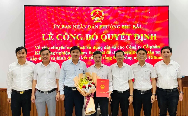 Phu Bai Ward leaders presented the decision to change the land use purpose to Gilimex Industrial Park Joint Stock Company. Photo: Thanh Doan.