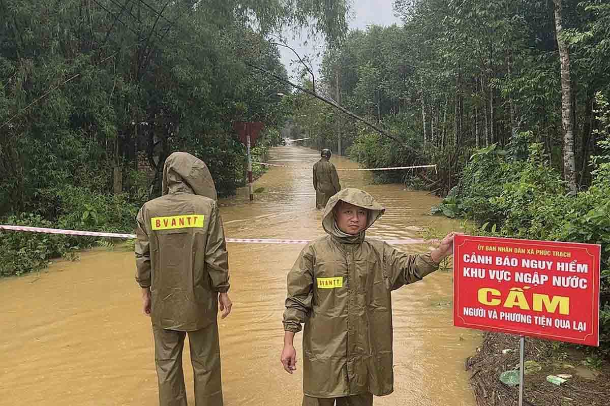 Ngap duong lien thon o xa Phuc Trach. Anh: Ha Linh.
