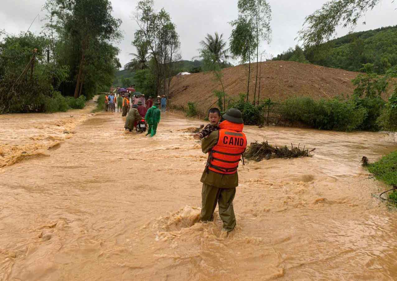 Flooded a road in Huong Xuan commune. Photo: Ha Linh.