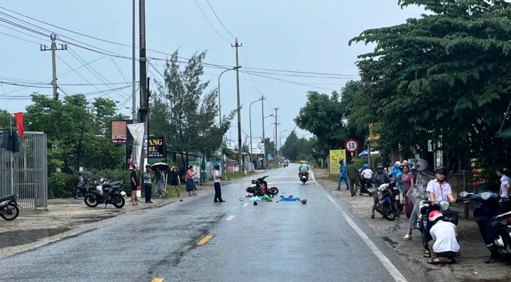 2025년 8월 29일 교통사고가 꽝응아이성 반 tuong 코뮌을 통과하는 국도 24C 구간에서 발생하여 1명이 사망하고 1명이 부상당했습니다. 사진: 반 tuong 코뮌 인민위원회