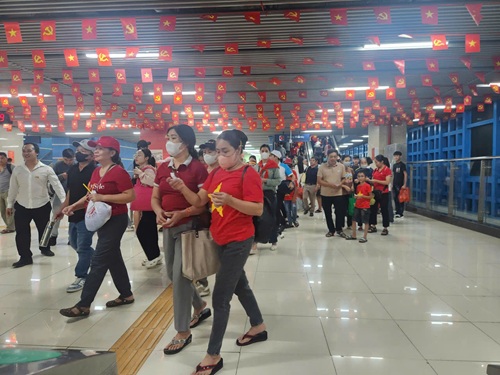 The urban railway transported over 118 thousand visitors to attend the A80 General Approval Ceremony. Photo: Minh Hanh