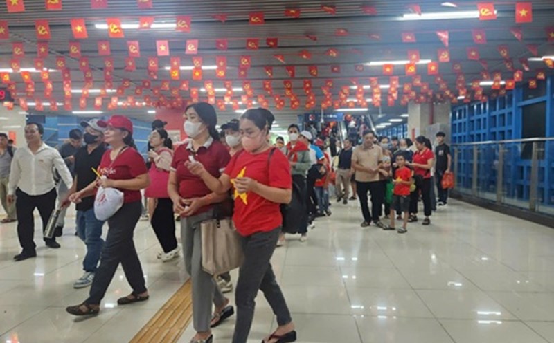 The urban railway transported over 118 thousand visitors to attend the A80 General Approval Ceremony. Photo: Minh Hanh