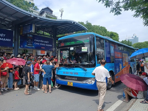 Xe buyt tang cuong giai toa khach tai ga Cat Linh. Anh: Minh Hanh 
