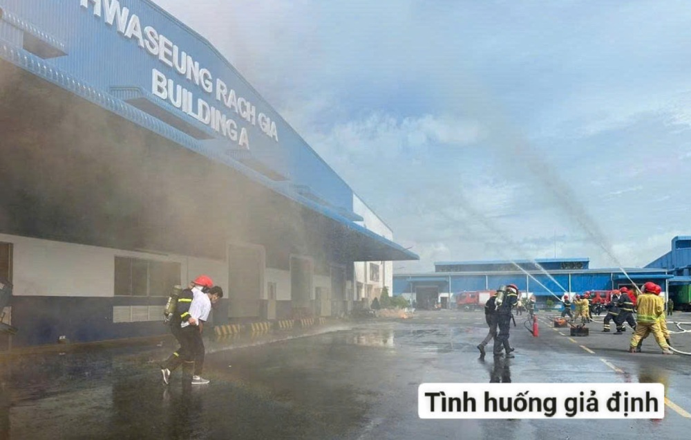 화재 진압 및 구조 계획 훈련 중 가상 시나리오. 사진: 띠엔중