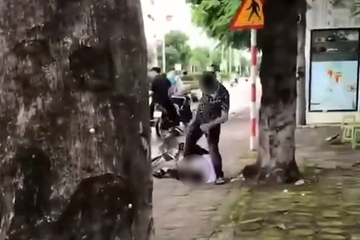 꽝닌성 하롱베이 대학교 정문 근처 지역에서 발생한 학생 간의 싸움 사건. 사진: 주민 제공