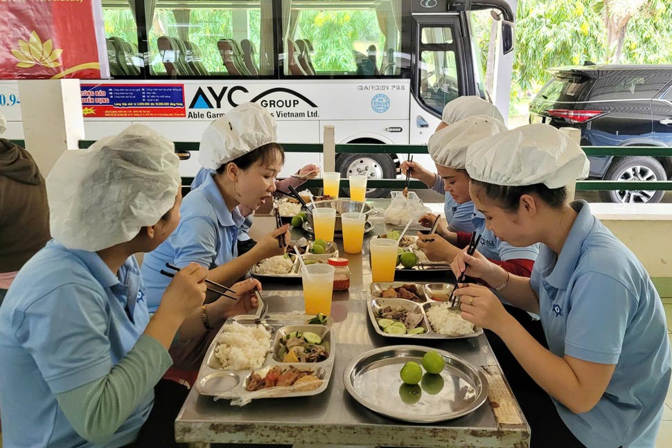 Able 베트남 의류 유한회사 노동자들이 특별 식사를 하고 있습니다. 사진: 호아이 프엉