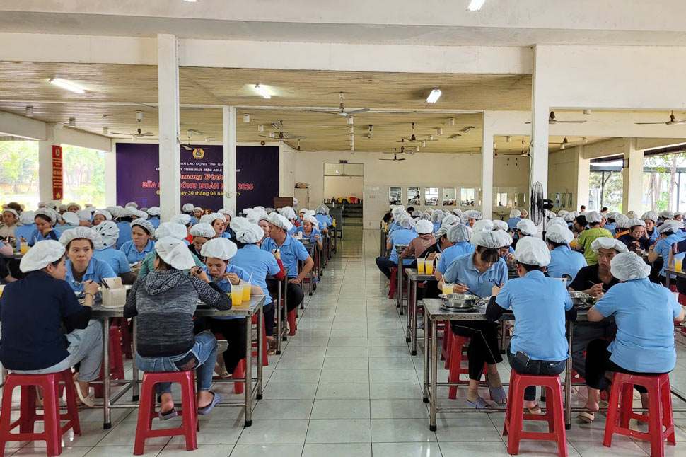 250 cong nhan lao dong tham gia “Bua com Cong doan“. Anh: Hoai Phuong