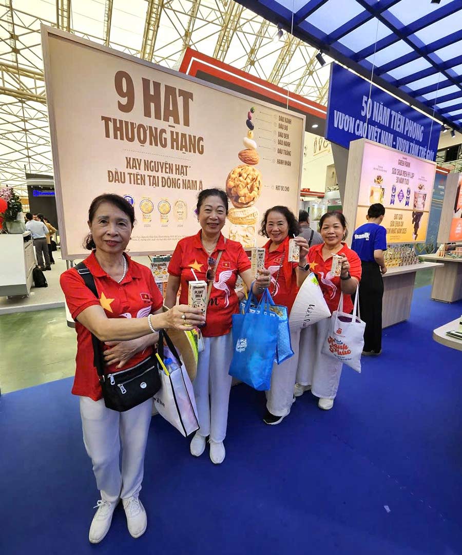 Cac san pham sua thuc vat khong chua lactose, khong chat bao quan, khong thuoc diet co Glyphosate va duoc san xuat voi cong nghe xay nguyen hat de giu tron dinh duong cua Vinamilk duoc gioi thieu den moi nguoi. Anh: Vi Nam.