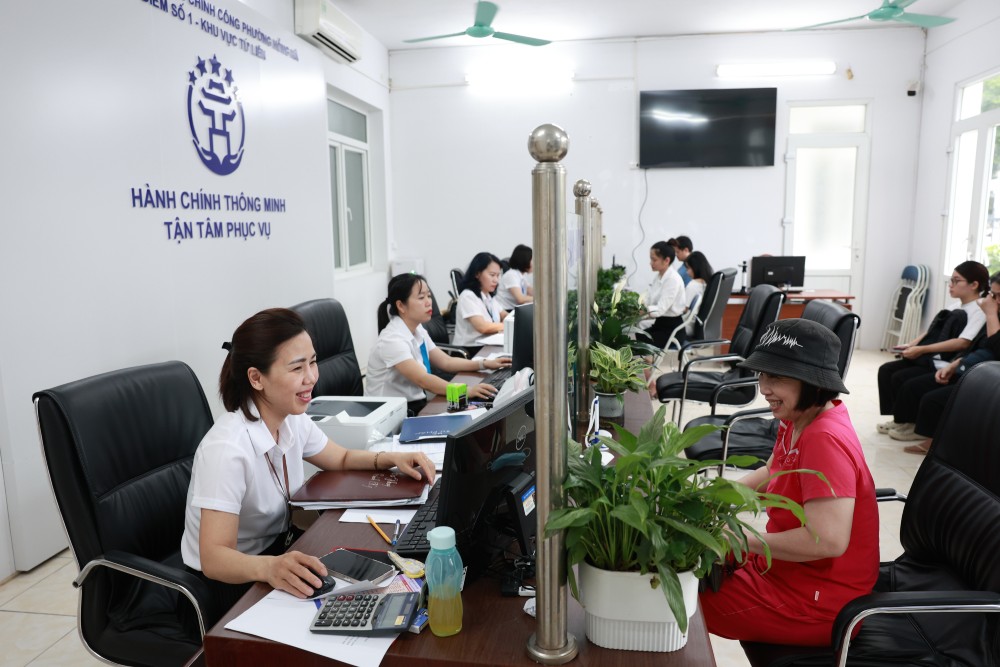 The Ministry of Home Affairs is assigned to develop a Salary and Allowance Project, report to competent authorities for decision to apply generally and consistently throughout the entire political system. Photo: Hai Nguyen