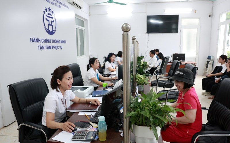 The Ministry of Home Affairs is assigned to develop a Salary and Allowance Project, report to competent authorities for decision to apply generally and consistently throughout the entire political system. Photo: Hai Nguyen