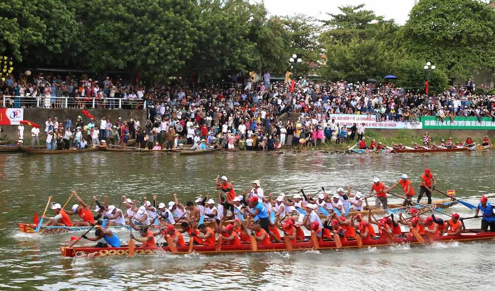 Les gens courent pour celebrer la nouvelle annee independante de Le Thuy, Quang Tri. Photo: h.nguyen