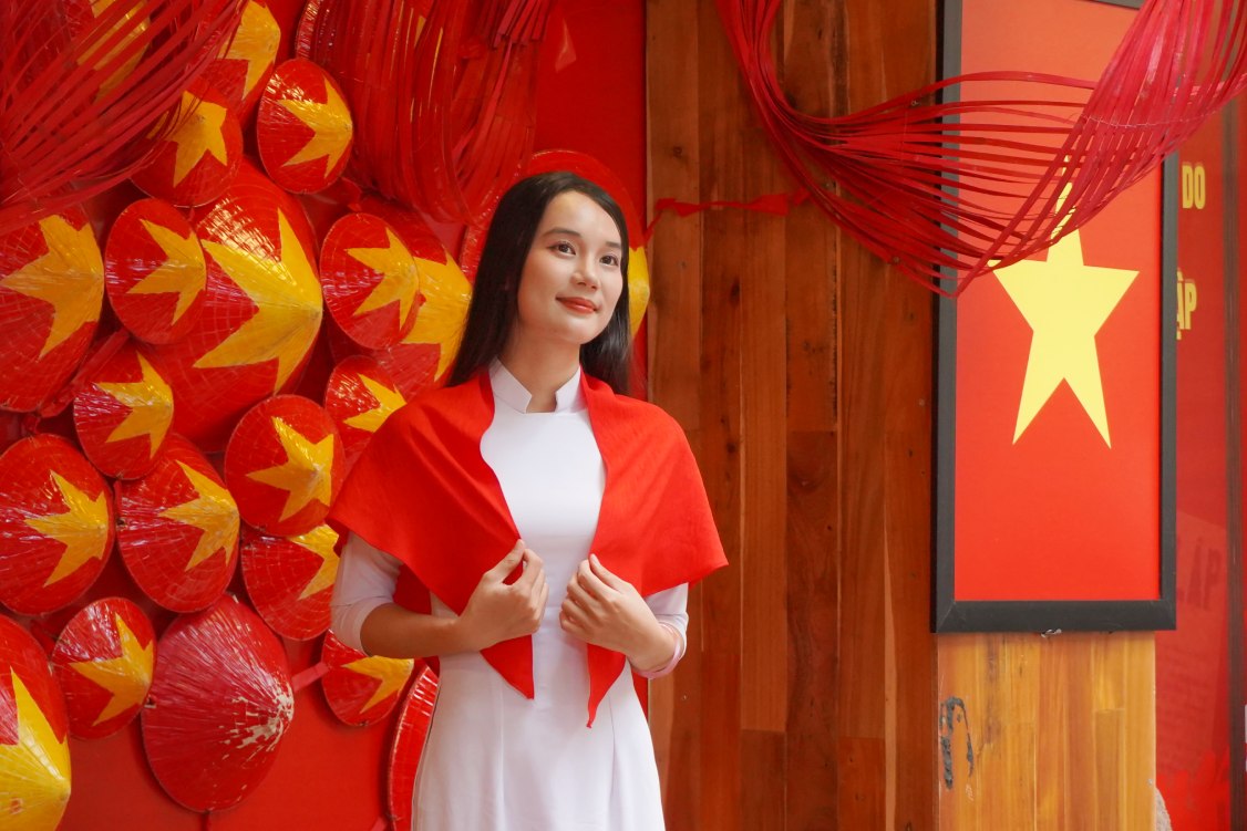 Nhieu quan ca phe duoc ban tre den chup anh de luu lai ky niem dep trong ngay le cua dan toc. Anh: Ta Quang. 
