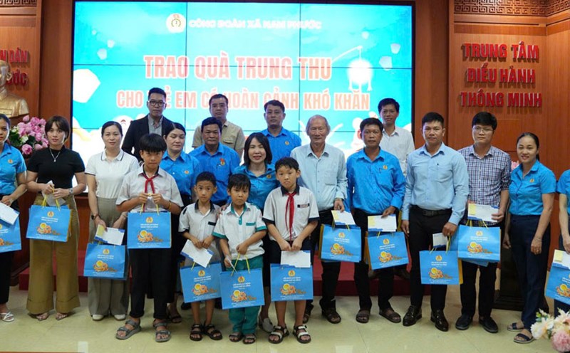 Nam Phuoc Commune Union, Da Nang gives Mid-Autumn Festival gifts to children of union members and workers in difficult circumstances. Photo: Nam Phuoc Union.