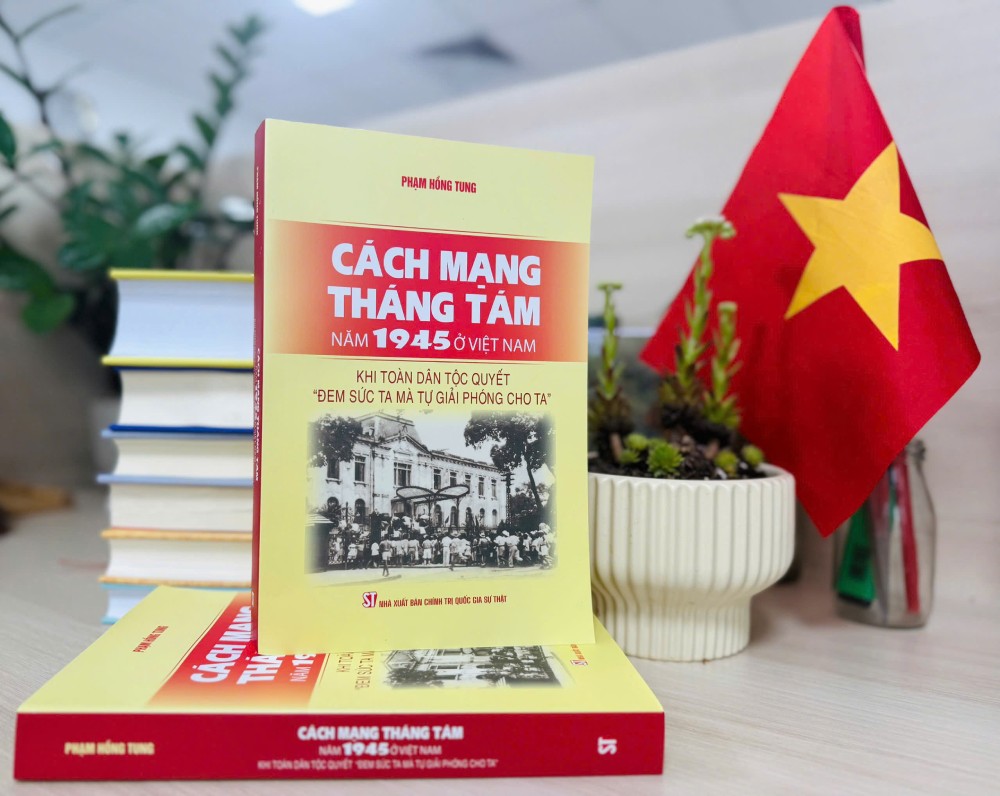 The August Revolution Book in Vietnam: When the entire nation is determined to "ertone to liberate ourselves" has just been introduced to readers. Photo: Ai Van