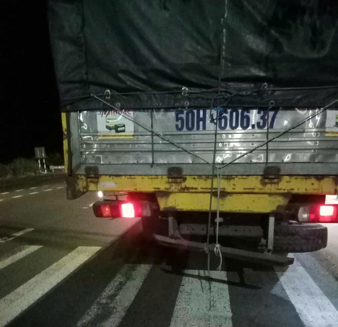 La police enquete sur l'incident du chauffeur qui a quitte les lieux apres un accident mortel a Dak Lak. Photo : Bao Trung