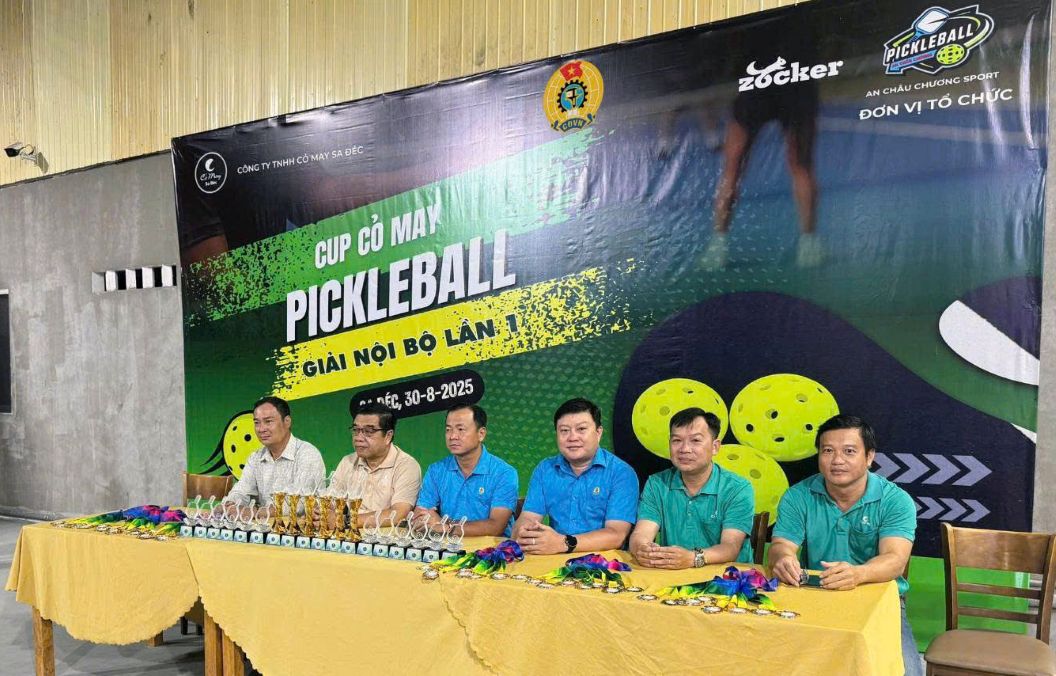 Lanh dao Lien doan lao dong tinh, Bo phan Cong doan cac khu cong nghiep va lanh dao Cong ty tham du giai Pickleball. Anh: Thanh Mai